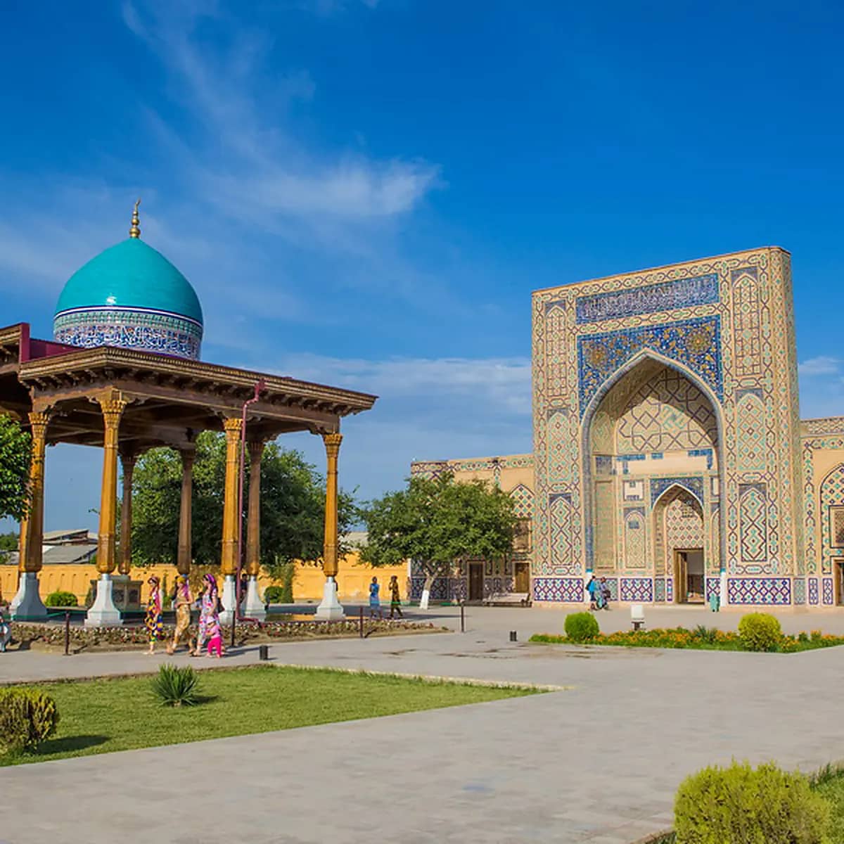 Abdulxoliq G'ijduvoniy majmuasi — ko'k gumbaz va peshtoq